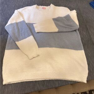 Pink Lily Men's Cream and Blue Crewneck Sweater